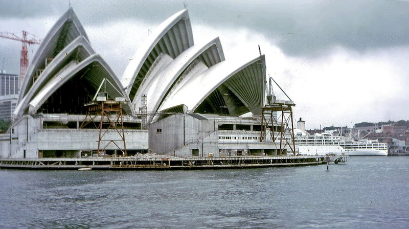 Illustration for article titled Photos of Famous Landmarks While They Were Still Under Construction